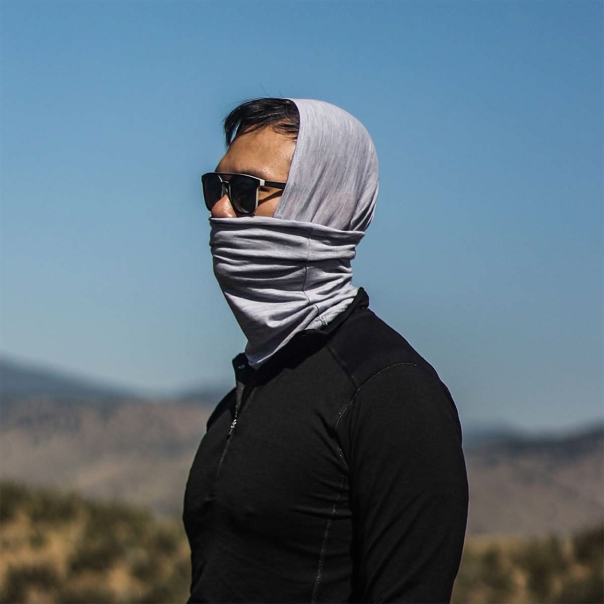 Micro_wool_neck_gaiter_multiclava_ash_gray_lifestyle_2.jpg